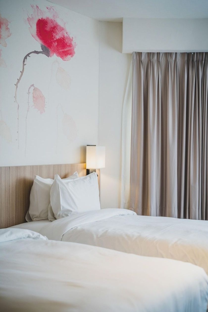 Chambre sobre du spa avec lit bas et lumière indirecte